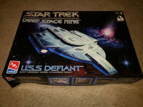 Star Trek Deep Space Nine U.S.S. Defiant AMT  Model Kit 8255 open as is space