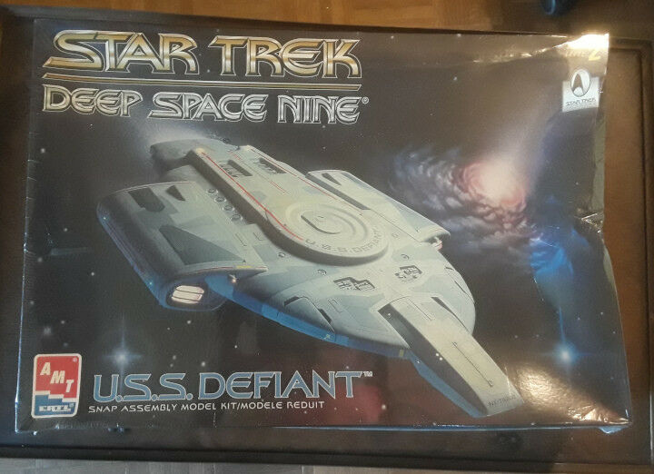 AMT/Ertl Star Trek Deep Space Nine U.S.S. Defiant Model #8255-Sealed