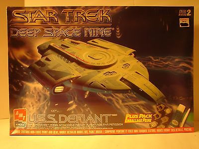 Star Trek Deep Space Nine U.S.S. Defiant Plus Pack