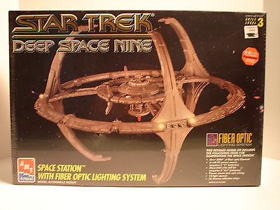 1995 RARE SEALED Star Trek DS9 Space Station with Fiber Optic Lighting System.