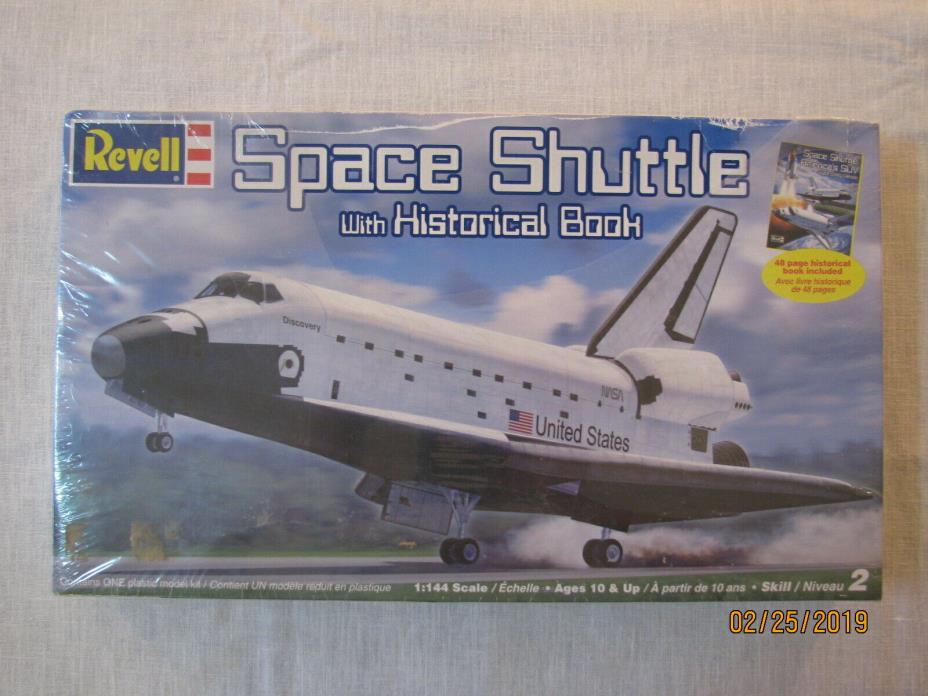 NEW Revell 1:144 Scale Space Shuttle Discovery Kit #85-6880 w/48 Page Book, 2005