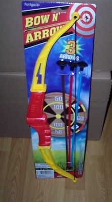 NEW CHILD'S BOW AND ARROW ARCHERY SET COMPLETE W/ BOW 3 ARROWS & TARGET RED/YEL