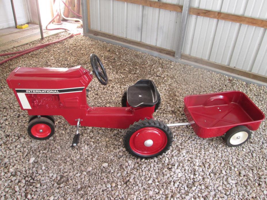 Vintage International Pedal Tractor Model 404 with Wagon