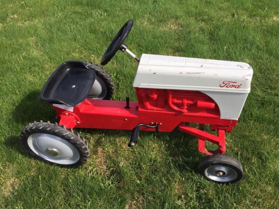 FORD PEDAL CAR TRACTOR SCALE MODEL DYERSVILLE IOWA