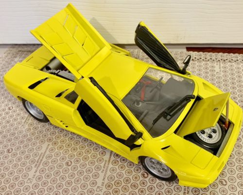 1:16 Lamborghini Diablo Collectible Model Car, Yellow 1/16