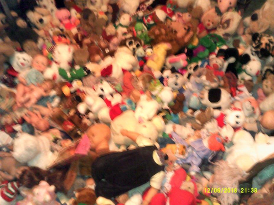 HUGE LOT OF 100'S STUFFED TOYS HARD PLASTIC DOLLS BATTERY OPERATED ESTATE FINDS