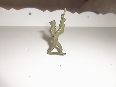 VINTAGE BERGEN TOY SOLDIER MARCHING FLAG BEARER ARMY