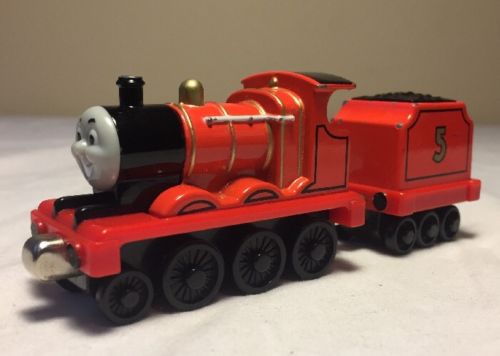 DIE CAST METAL THOMAS THE TANK ENGINE TAKE N PLAY ALONG JAMES & TENDER TRAIN