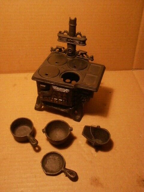 Vintage - Cast Iron Queen Stove Oven with Accessories - Salesman's Sample Toy