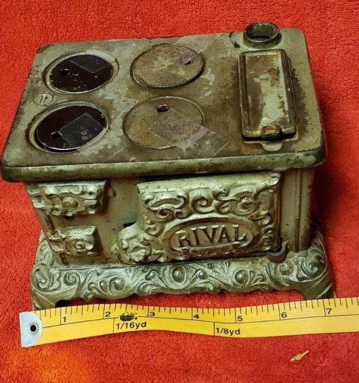 ANTIQUE RIVAL SALESMAN SAMPLE OR TOY CAST IRON STOVE
