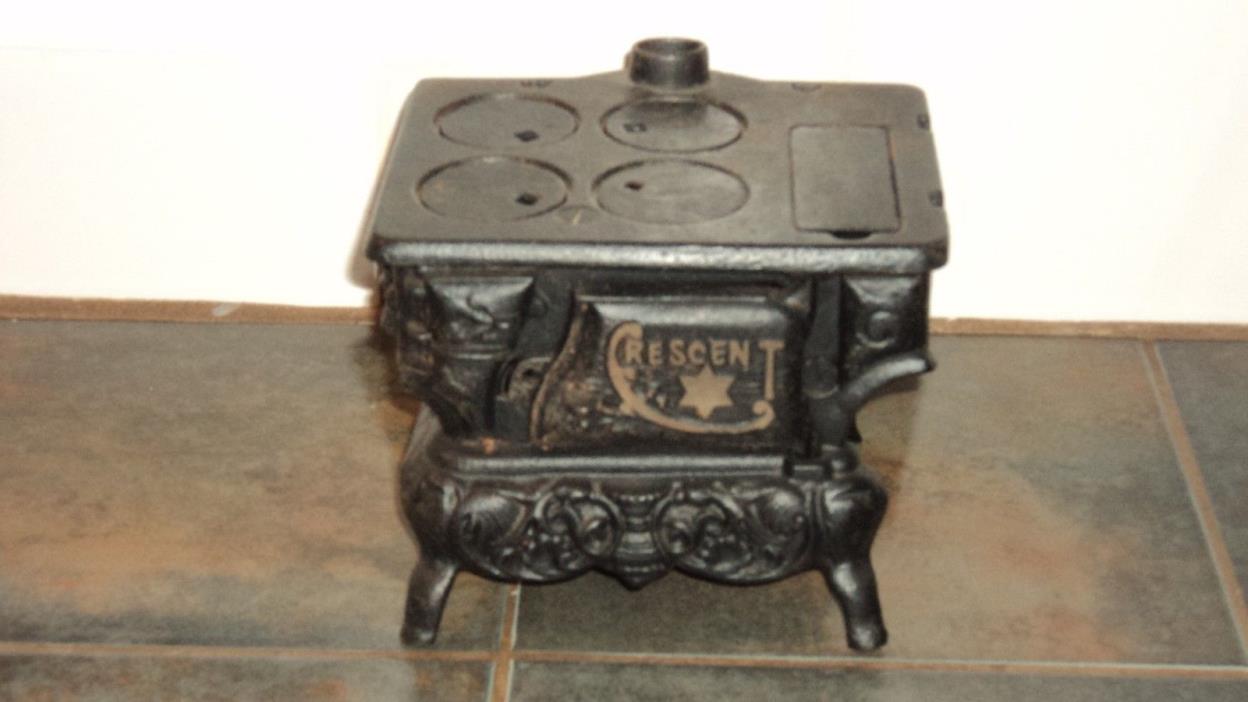VINTAGE CRESCENT MINIATURE CAST IRON TOY STOVE AND OVEN, SALESMAN SAMPLE