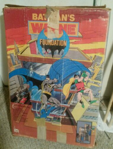 RARE 1977 Mego Batman Wayne Foundation Playset w/box 95% complete NiceUsedShape