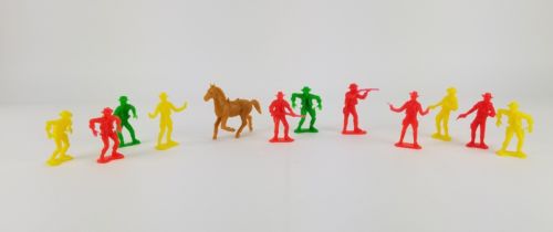 12 vintage unmarked plastic cowboys and horse figures 3