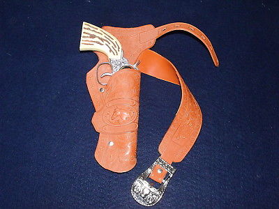 VINTAGE CHILD STAMPED RUBBER WESTERN HOLSTER WITH KUSAN #280 SIX SHOOTER