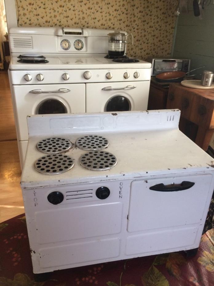 VINTAGE CHILDS ELECTRIC STOVE AND OVEN 1940'S TOY, STILL WORKS