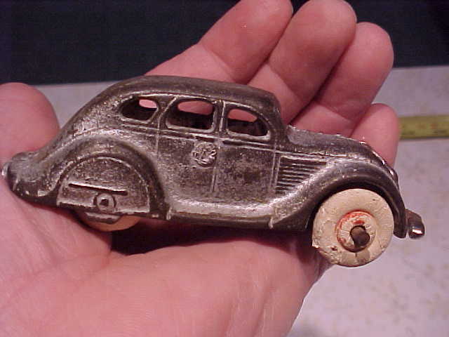 Vintage Old Cast Iron ARCADE Toy Airflow Car PONTIAC Fender Skirt Silver Streak