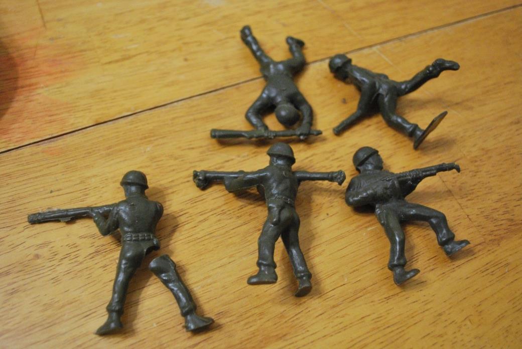 Lot of 4 Olive Green Army Men - 2 1/2 inch tall - larger - 1 with a broken leg