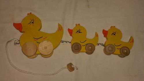 Toy Pull along Mama Duck and Two Baby Ducks Wooden Child Safe Painted w/Wheels
