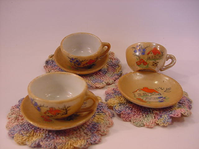 Vintage Miniature LusterWare 3 Cups & Saucers with doilies-Japan