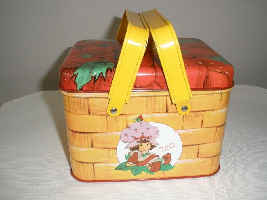 Vintage 1980's STRAWBERRY SHORTCAKE Tin Picnic Basket Lunch Pail Box CHEINCO USA