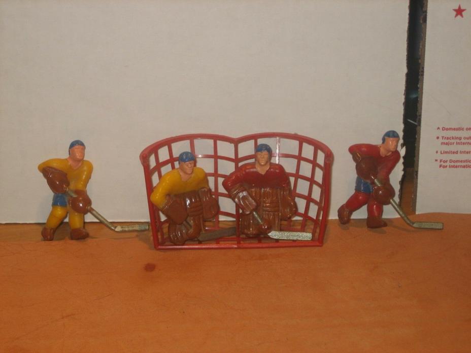VINTAGE 3-D TABLE TOP HOCKEY PLAYERS WITH METAL STICKS & NET