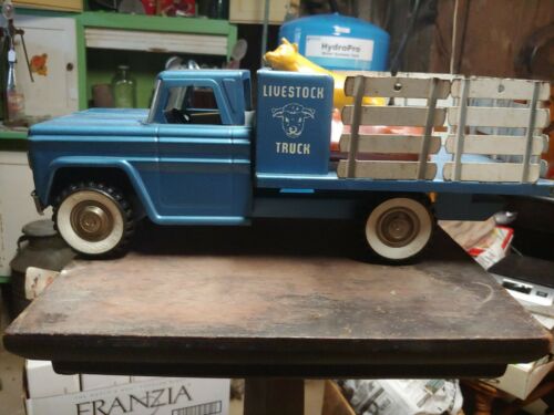 Structo Livestock Truck With Sides And 2 Cows