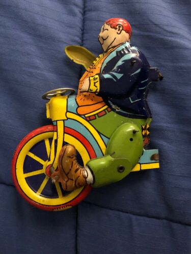FRONT OF 1940'S WYANDOTTE HUMPHREY MOBILE TRICYCLE TIN LITHOGRAPHED WIND UP TOY