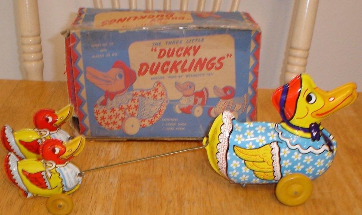 VINTAGE WYANDOTTE NO. 850 TIN WIND-UP MECHANICAL DUCKY DUCKLINGS w/ BOX -NR-MINT