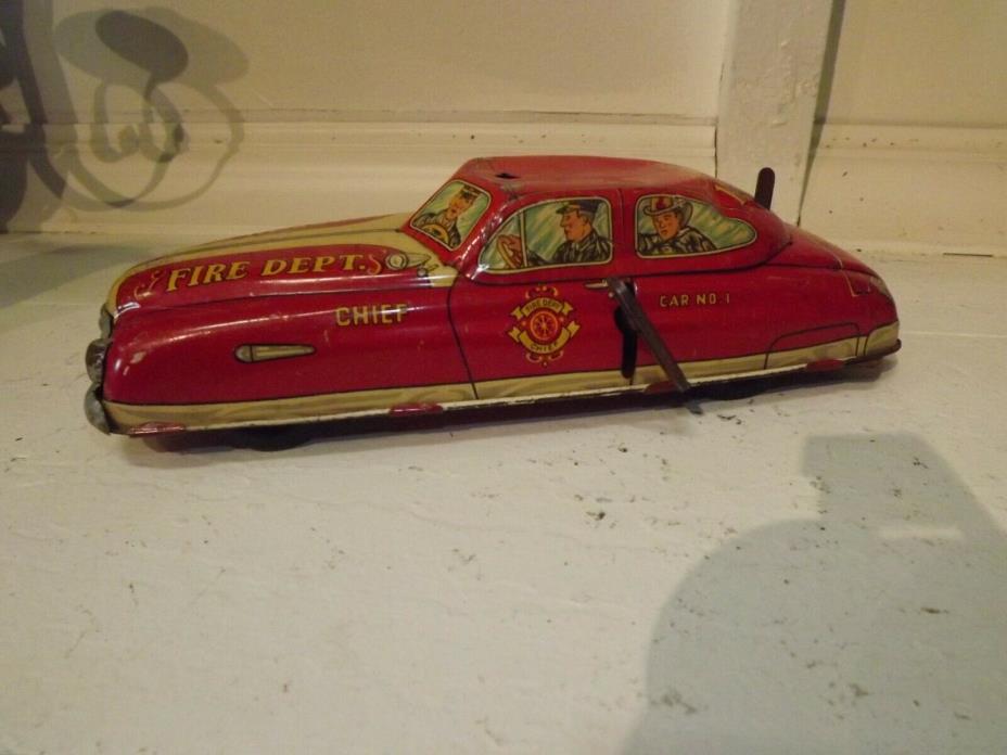 VINTAGE MARX FIRE CHIEF WIND UP FRICTION CAR BATTERY FIRE DEPT. F.D. METAL TIN