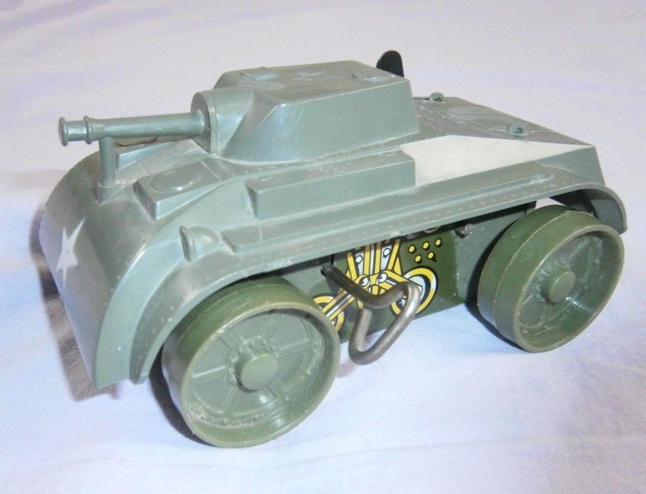 VINTAGE MAR TOYS TIN & PLASTIC WIND UP GREEN ARMY TANK MADE IN USA