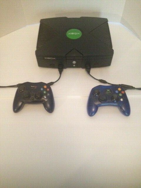 XBOX 1st GENERATION  WITH 30 CLASSIC GAMES TIGER WOODS , NBA 2K ,MADDEN , ECT