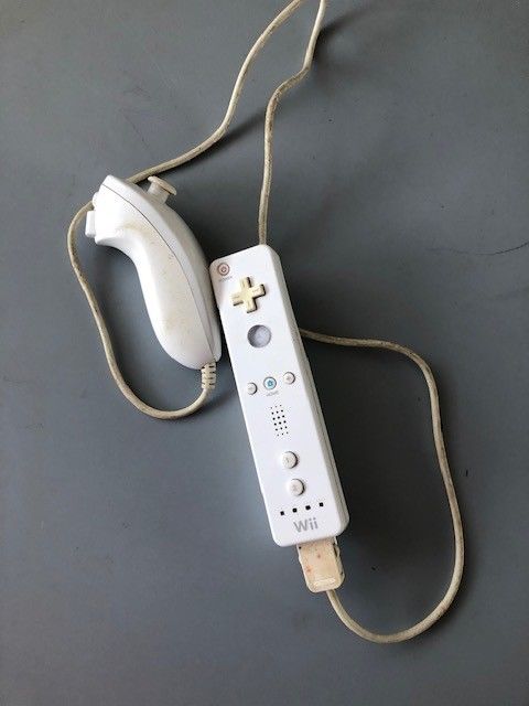 Official Original Nintendo Wii & WiiU Remote Controller with Nunchuk, Working