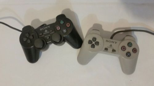 2 Playstation Controllers Lot / 1 black dual shock 2  Tested and working