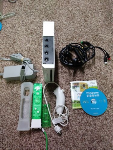 Nintendo Wii White Console Game Cube Compatible Bundle with Wii Sports TESTED
