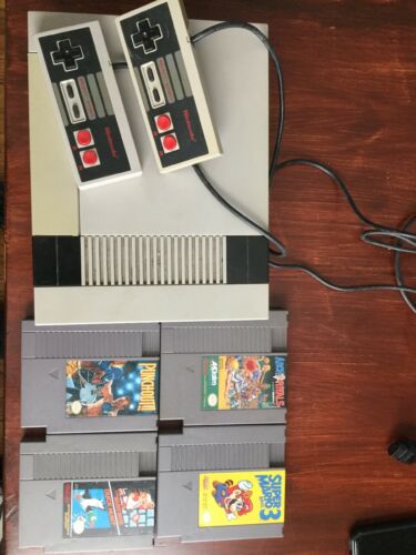 Nintendo NES console Bundle W/4 Games + 2 Controllers