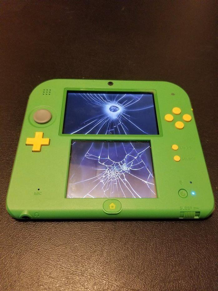 Nintendo 2DS Console -- Green -- Powers ON -- Shattered Screen -- As is