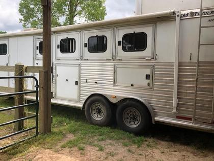 2004 CM 4 horse Trailer FOR SALE with living quarters