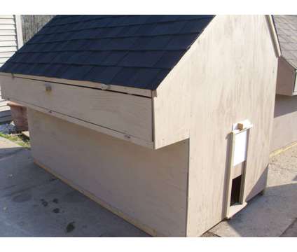 Small CHICKEN COOP s