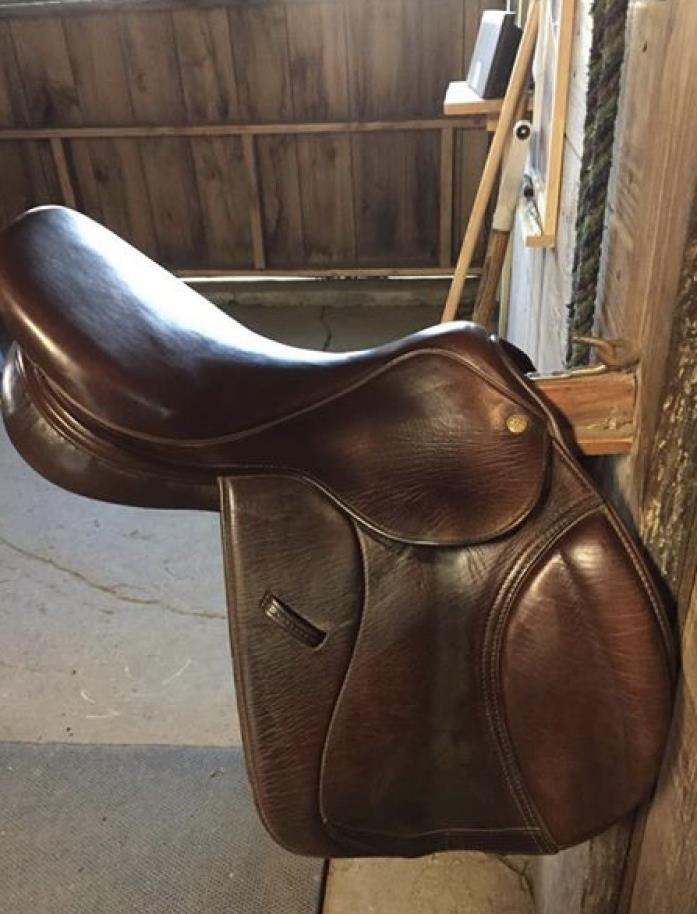 Used Collegiate saddle 165 seat with 4 gullett great condition