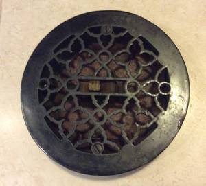 Vintage cast iron round working vent grate - works - beautiful pattern (West