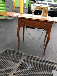 1970s Singer Sewing Machine (Riverdale Bend)