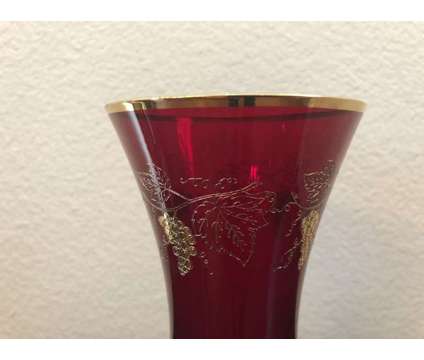 â??Red glassâ? flower vase with gold rim