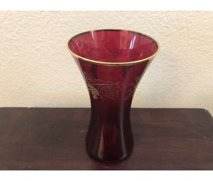 â??Red glassâ? flower vase with gold rim