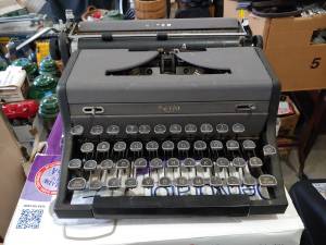 Vintage Royal typewriter arrow very good condition please see pics (Hillsboro)