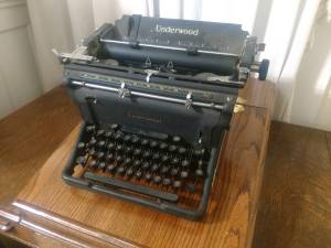 Antique Underwood Typewriter, works good