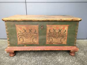 Antique Chest / Pegged Wooden Construction / Wood Trunk (Seattle)