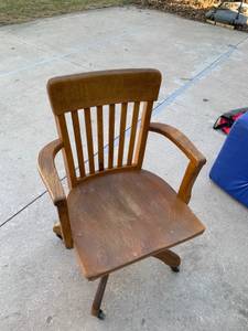 Antique oak chair (Muskego)