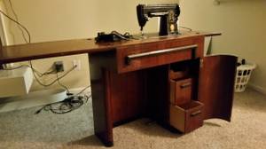 Antique Singer Sewing Machine/Table (Around Kent/Seattle)