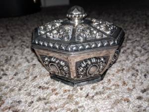 Silver plated jewelry box/Like new (Vancouver)