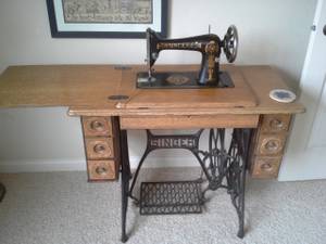 Antique Singer Sewing Machine (Fox Crossing)